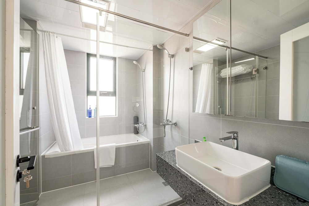 Tyms Spacious 4BR 2BA Apt Xujiahui