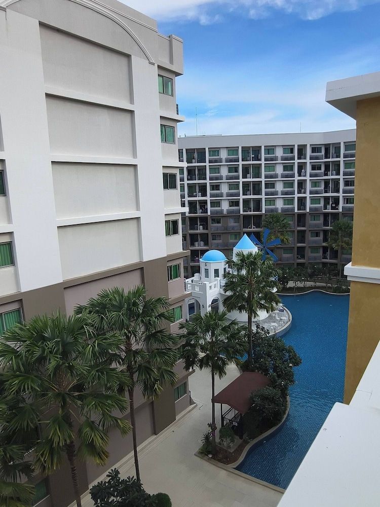 Luxurious Pattaya Apartment With Pool Access