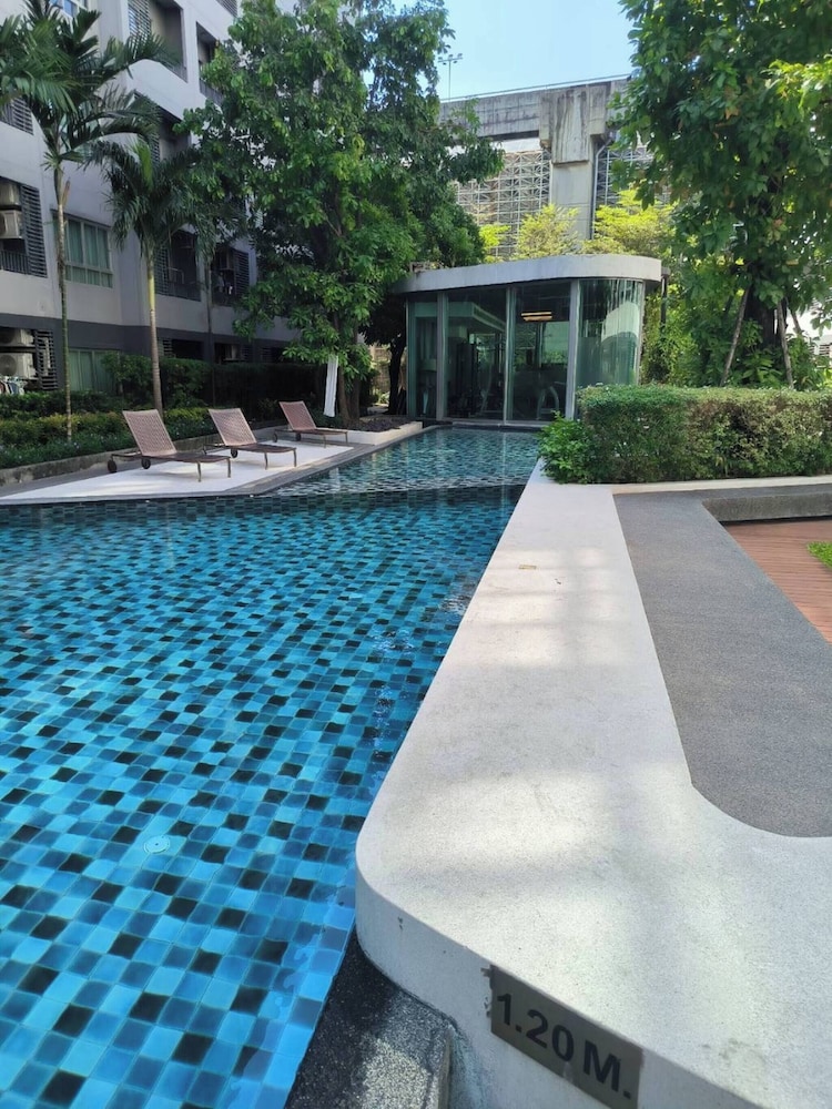 Modern Bangkok Apartment With Pool & Fitness