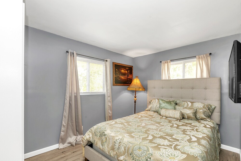 Cozy Retreat In Cincinnati 3 Bedroom Home by RedAwning view 3