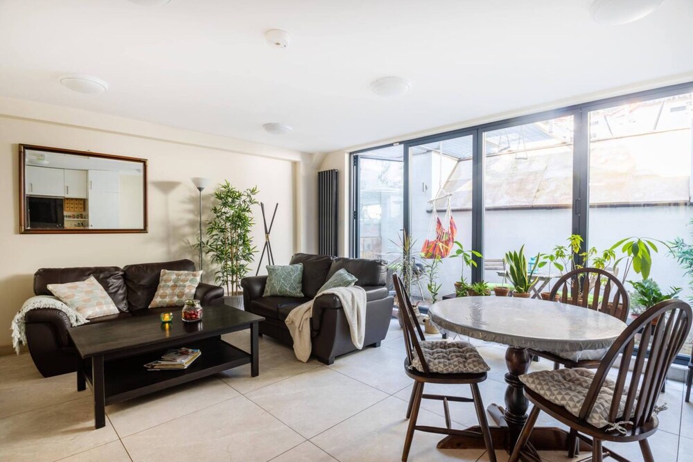 Stylish 2 Bedroom Apartment in the Heart of Shepherds Bush