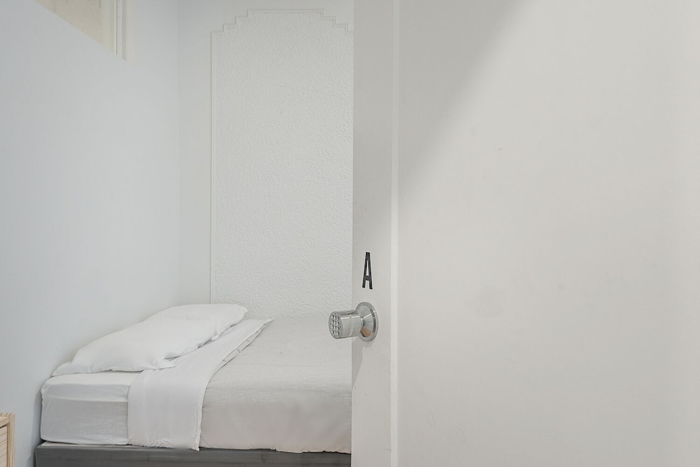 Beautiful Private Bedroom in Mile-End - Image 2