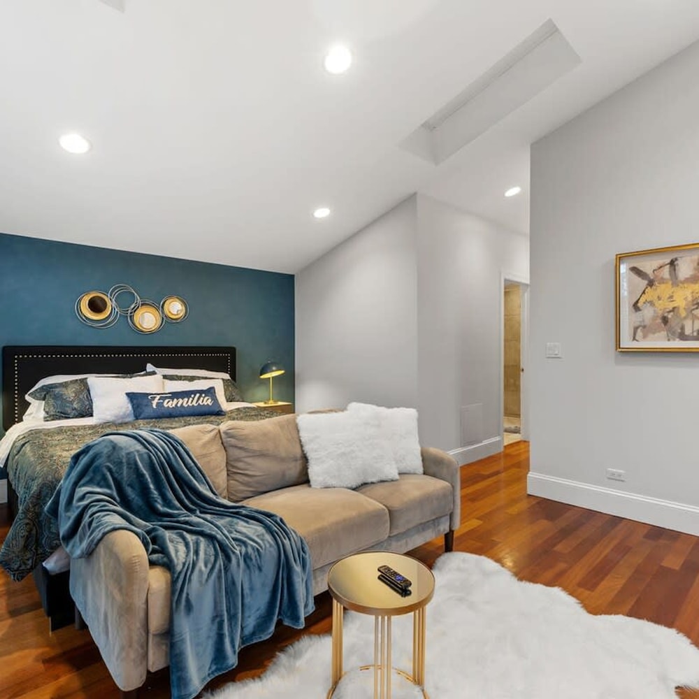 Luxurious 8 Bed Retreat State of the Art Theater
