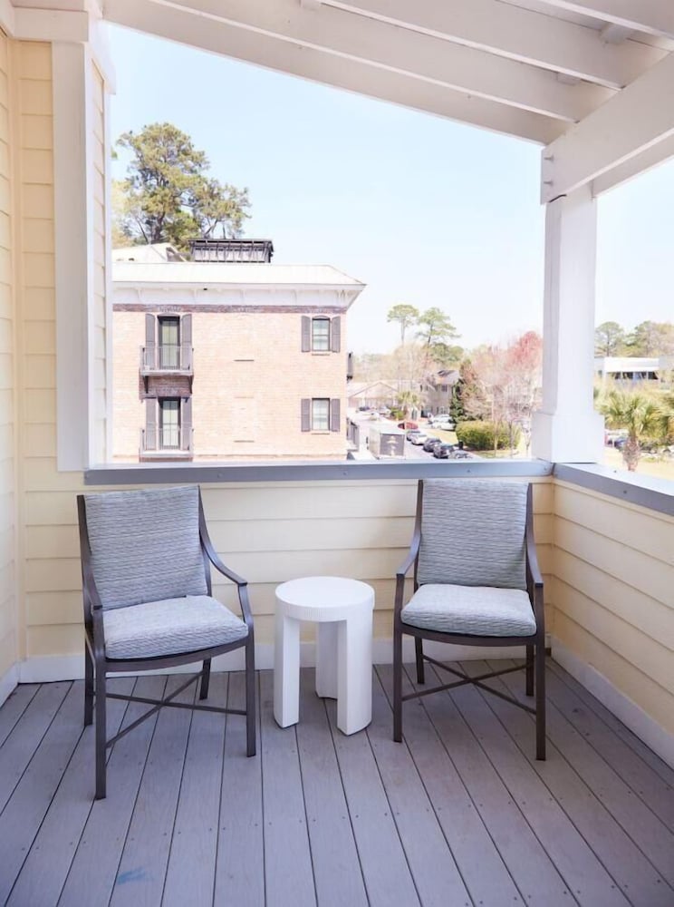 May River Breeze! 3-story Townhouse in Old Town's Promenade