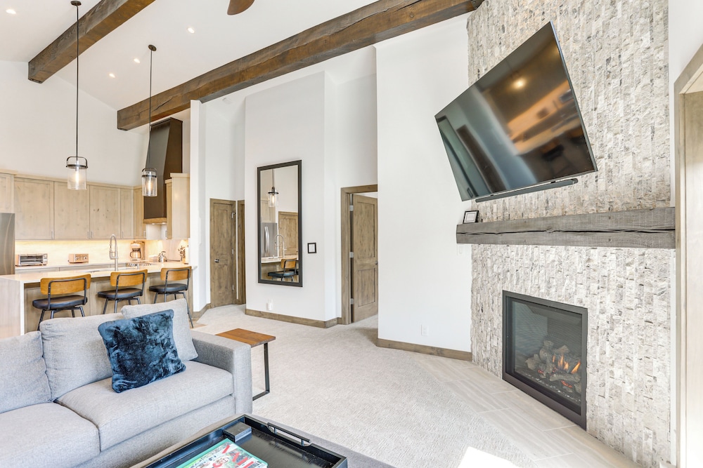 Sauna & Ski Shuttle Access: Mtn-view Condo in Avon