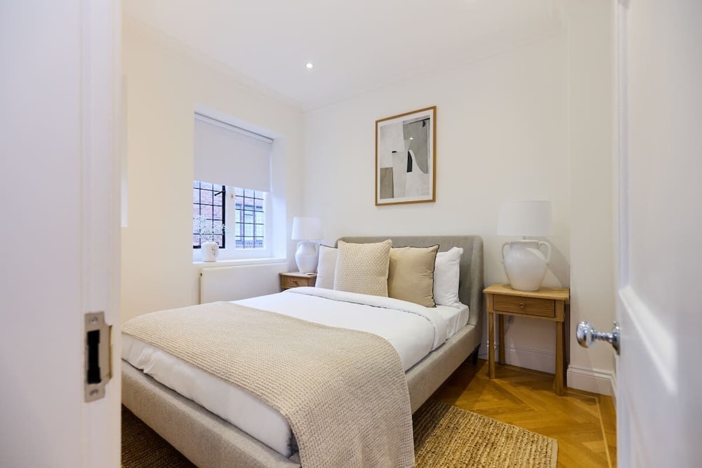 The Charm of Chelsea - Modern 4bdr With Shared Courtyard