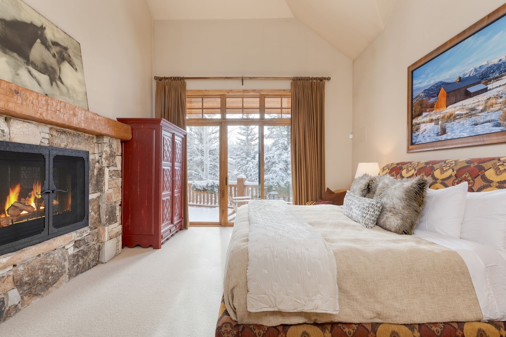 Telemark Luxury Retreat by Avantstay Stunning Views w Hot Tub Theatre Room and Pool Table