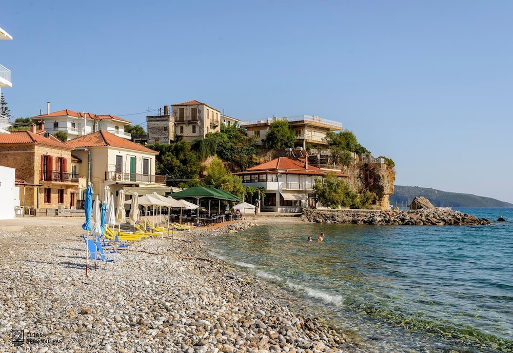 Waveside Sanctuary - Luxurious Seastone Villa