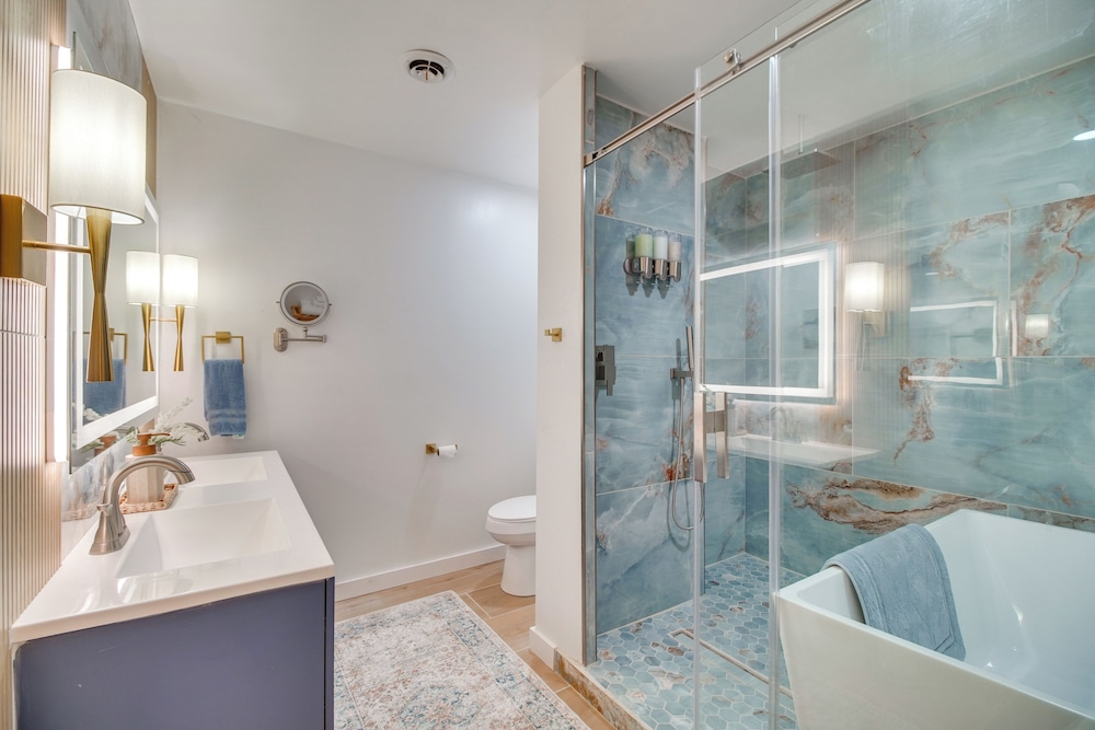 Waterfront Hot Tub - Luxe Home on Grand Lake!