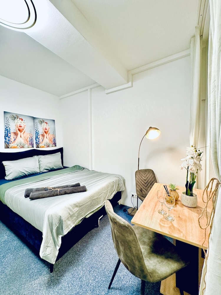Spacious 7BR Apartment Prime Location