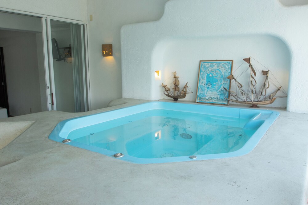 Apt. with Jacuzzi Ixt. Zihuatanejo 3 BR