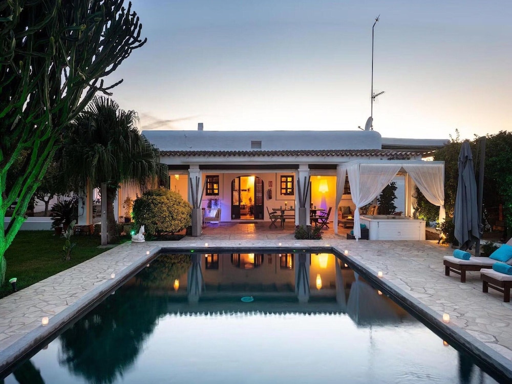 Inviting Villa With Beautiful Outdoor Area