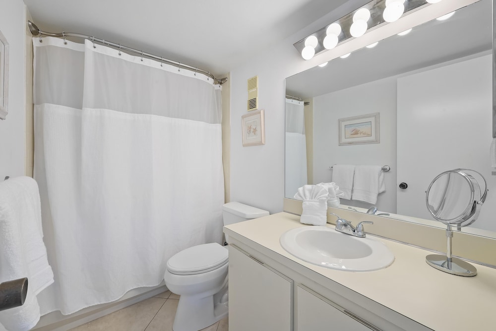 Eye-catching Beachfront Condo With Pool and Nice Views view 2