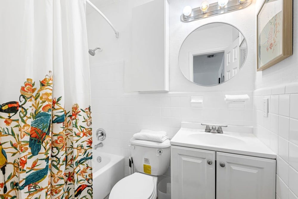 Lovely 2 BR Condo in Sailboat Bend