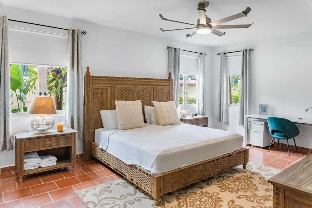 Upscale Villa in Gated Community Beach Access Yari