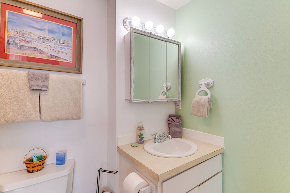 Quaint Rockaway Beach Gem: Walk to Shore!