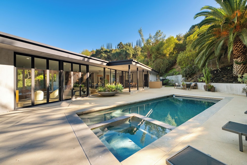 Valea Estate - Secluded Beverly Hills Retreat 1-acre Oasis