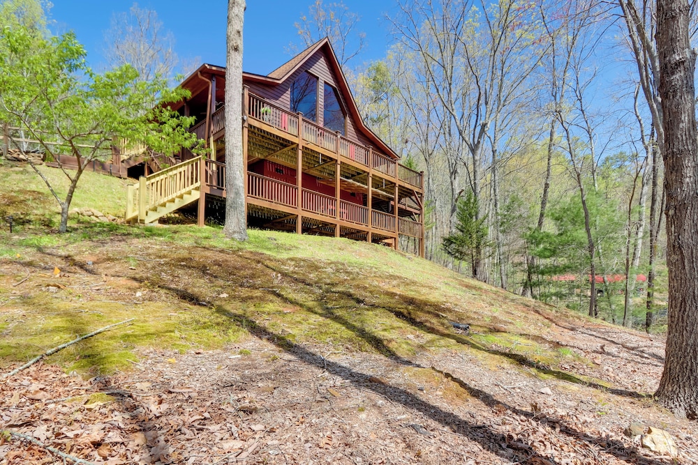 5 Mi to Cherokee Lake: Pet-friendly Cabin w/ Deck!