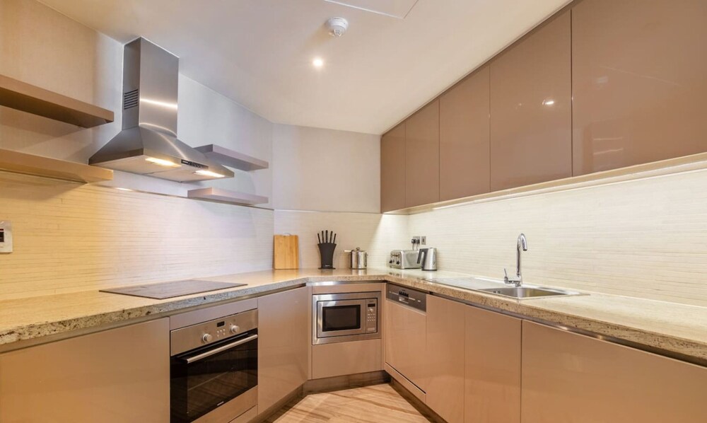 Elegant 3BR With Pool Near Wafi Mall Dubai Frame