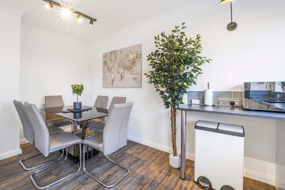 Elegant 4BR House Near City Centre Angus Suites