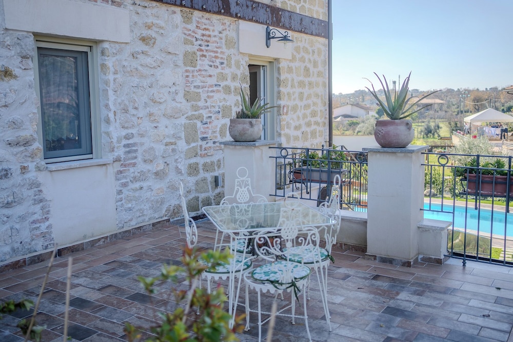 Casale nel Verde con Piscina e Vista