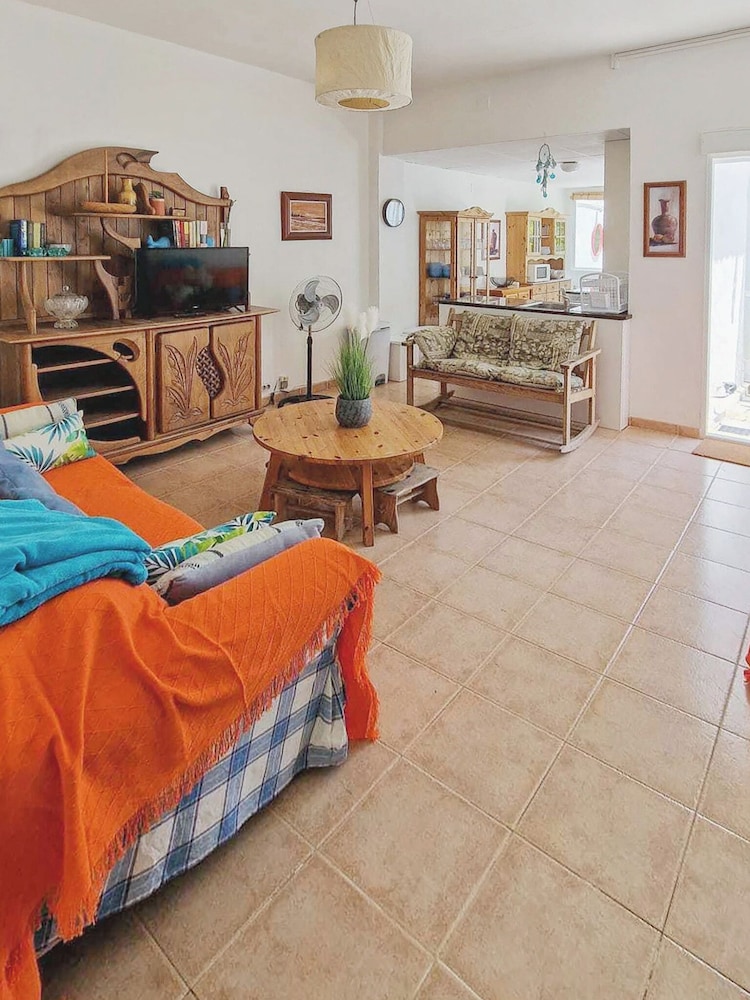 House With Exclusive Pool and Garden 7 min Walk From the Beach and the Center