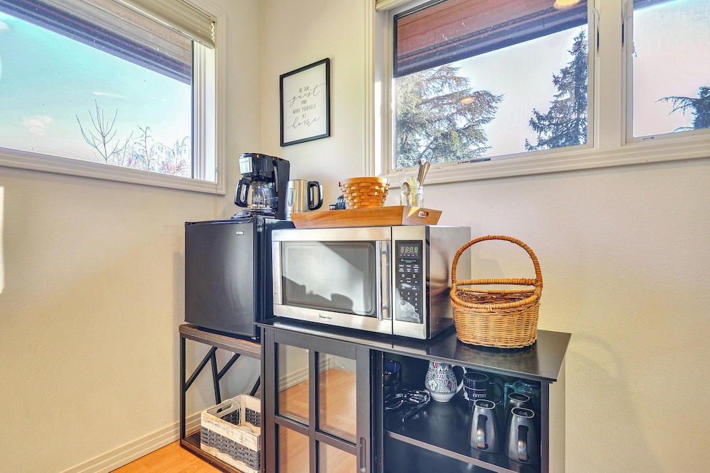 Walk to Willamette River: Studio in West Linn