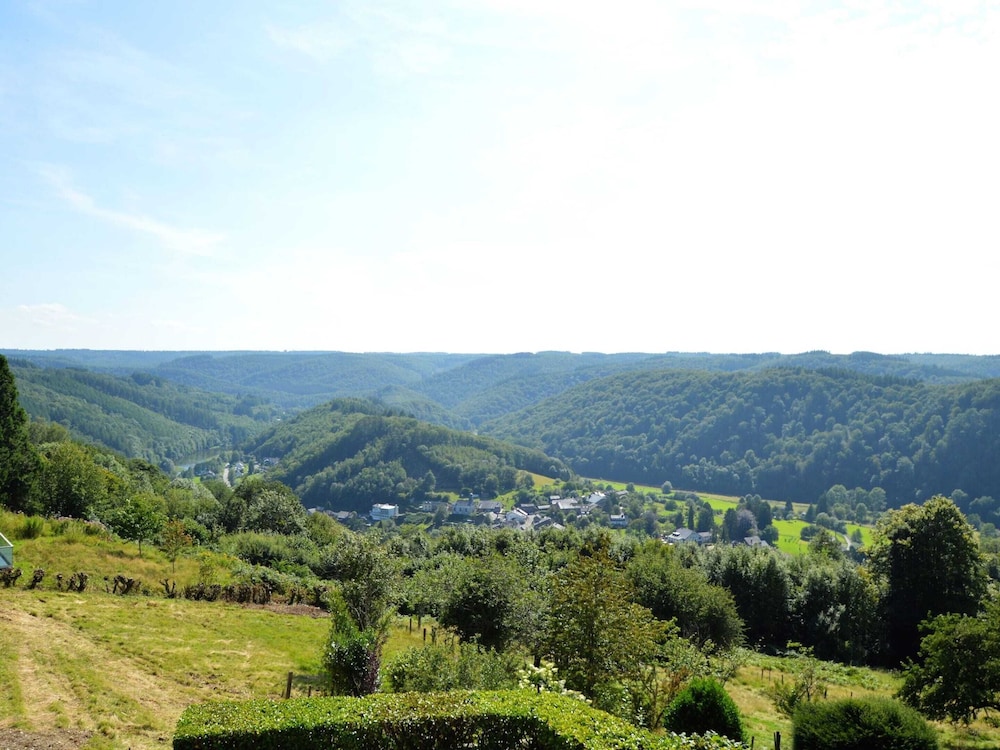 Rochehaut Hideaway With Tub