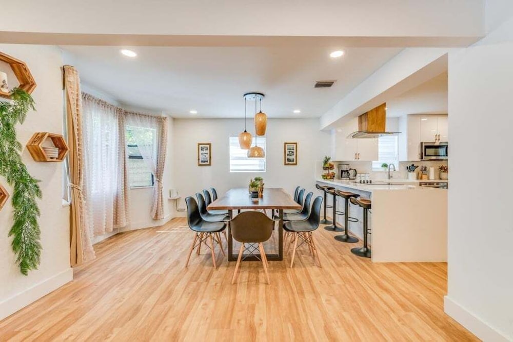 Fox Garden Luxury Boho Near Downtown & Beach 4 Bedroom Home