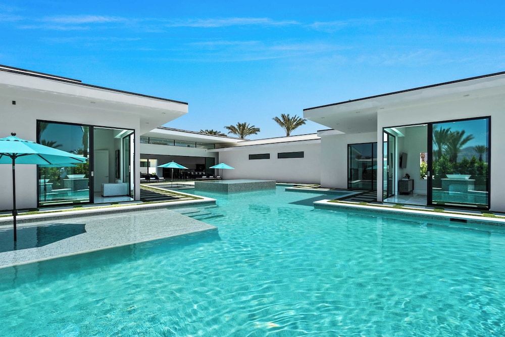 Sleeps 23 Pool, Hot Tub & Putting Green Minutes to Golf & Dining Bravo Villa #7 by Avantstay