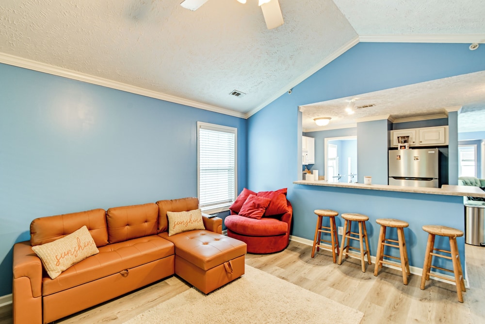 Lake & Pool Access, Home Gym: Fayetteville Condo!