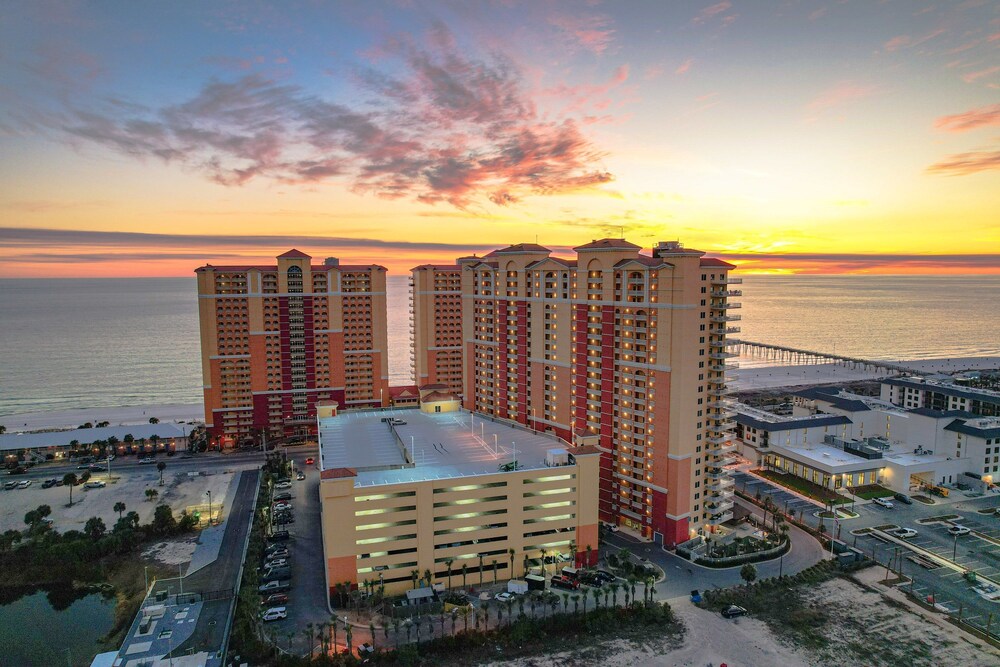 Fall Retreat Condo w Heated Pool Hot tub Pier Pk