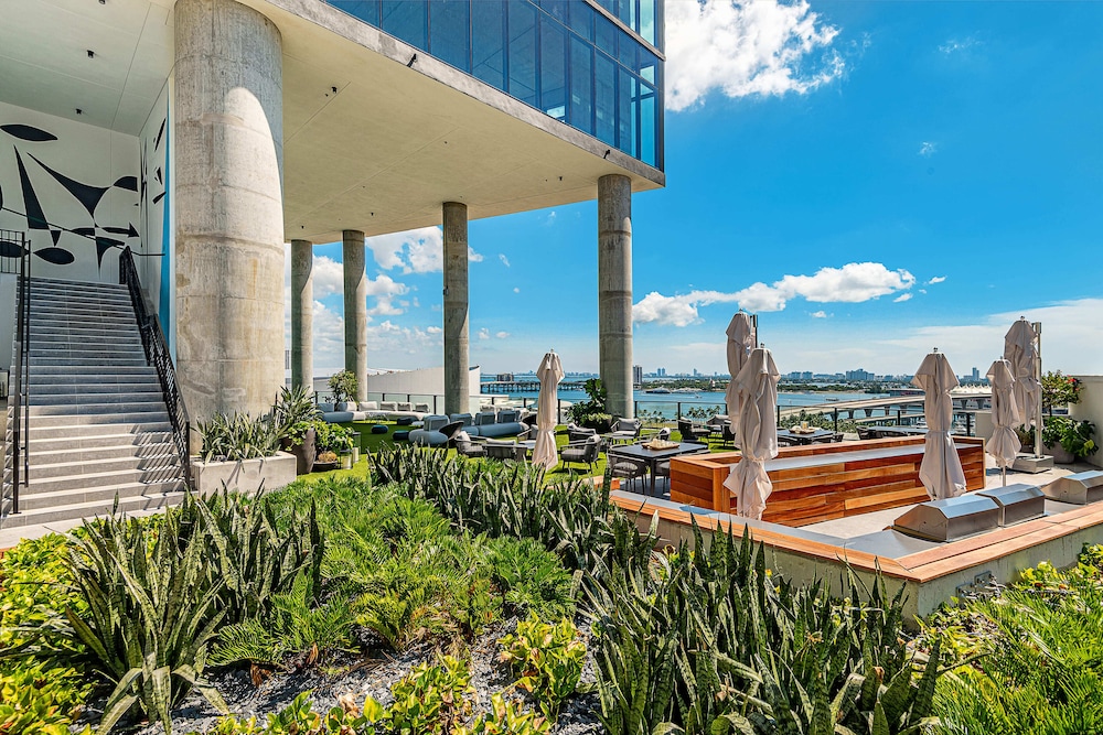 High-Floor Studio with Incredible Views