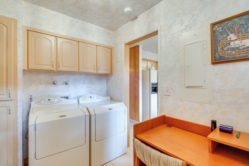 2 Living Areas + Library! Home 22 Mi to Mt Rose
