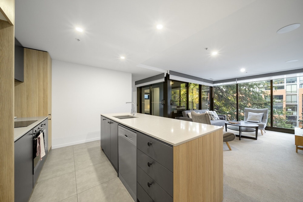 Chic Inner-city 2-bed Abode With Pool, Gym & Sauna