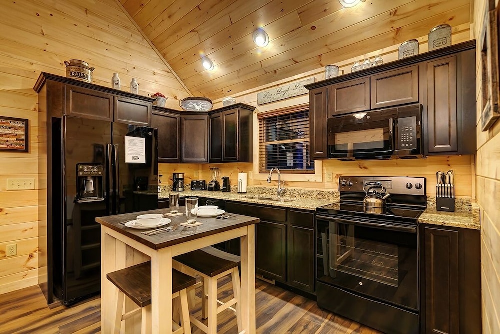 A Cozy Mountain Hideaway - 1 Bedrooms, 1 Baths, Sleeps 4 1 Cabin by RedAwning view 5