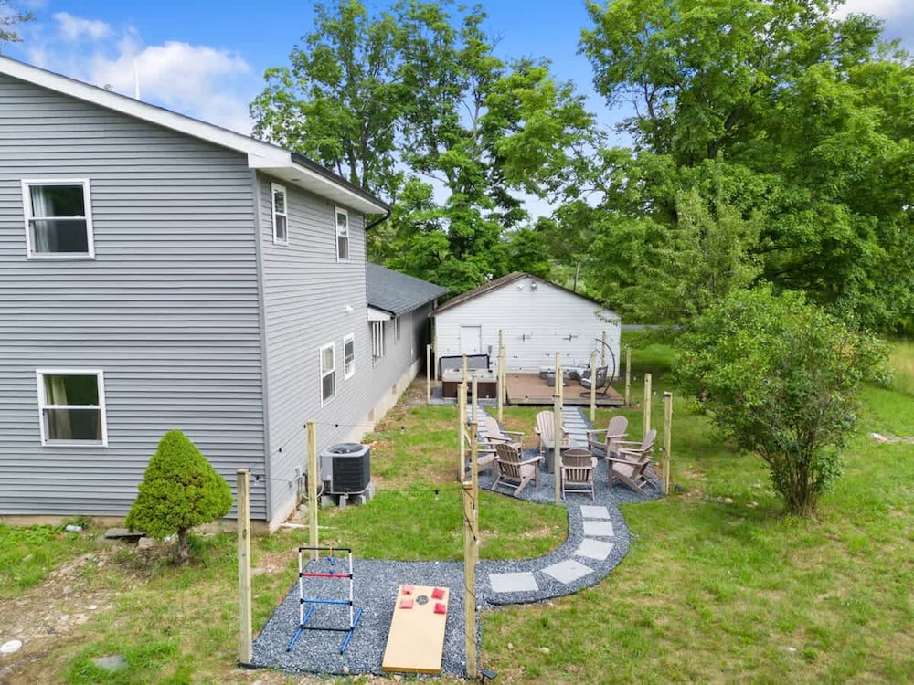 Charming Poconos Retreat w spa Fire pit Deck