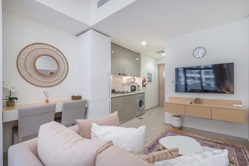 Stylish Studio Retreat in Riviera 33 Near Downtown