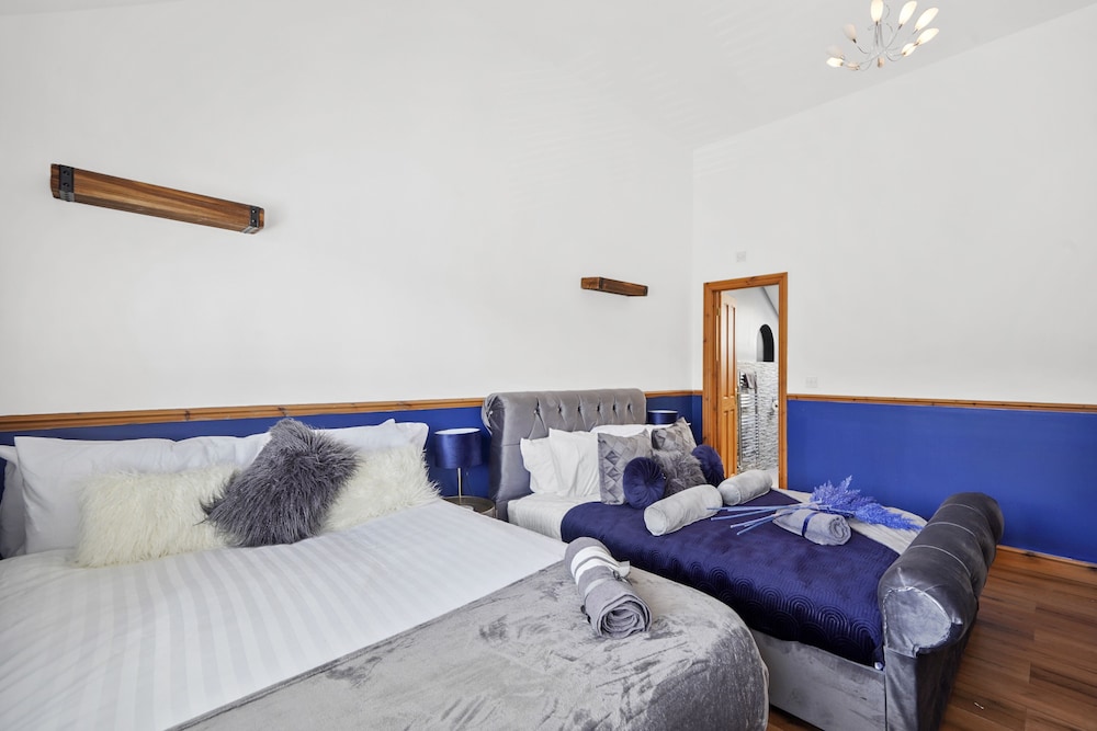 House - Sleeps 8 - Hot tub - Parking - Garden view 3