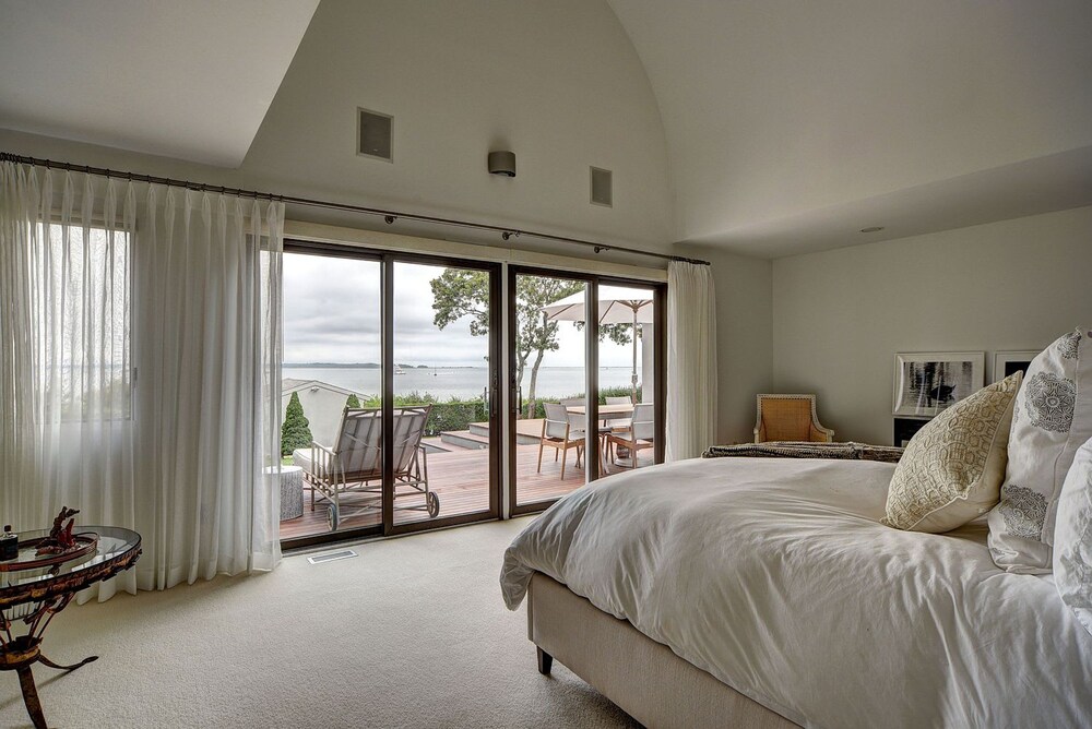Sunset Villa by Rove Beachfront w Deck Pool