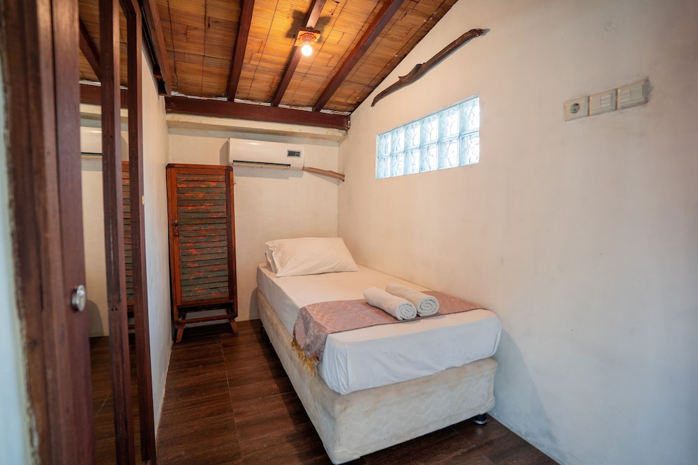 Room-cozy 2-bedroom Lumbung Cabin in San