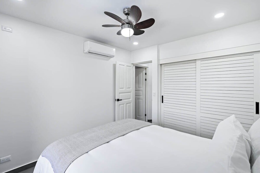 Modern Split-Level 2-Bedroom Condo with Pools, Terrace & Easy Beach Access