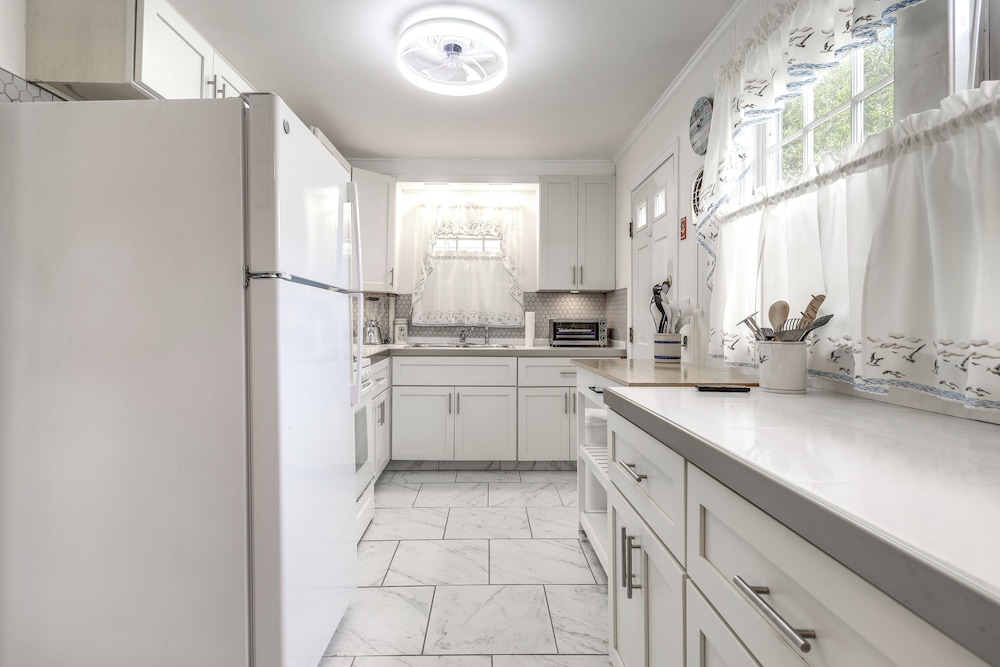 Cozy Cape Cod Cottage < 2 Mi to Beach!