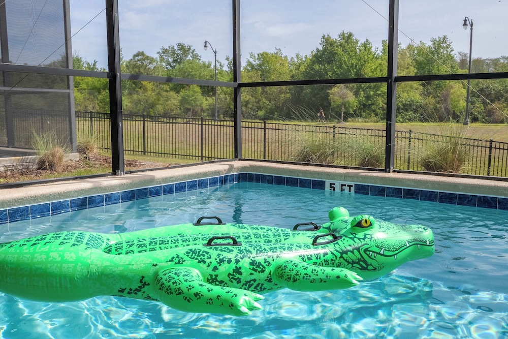 Stunning Game Room & Pool Jacuzzi Storey Lake 2799