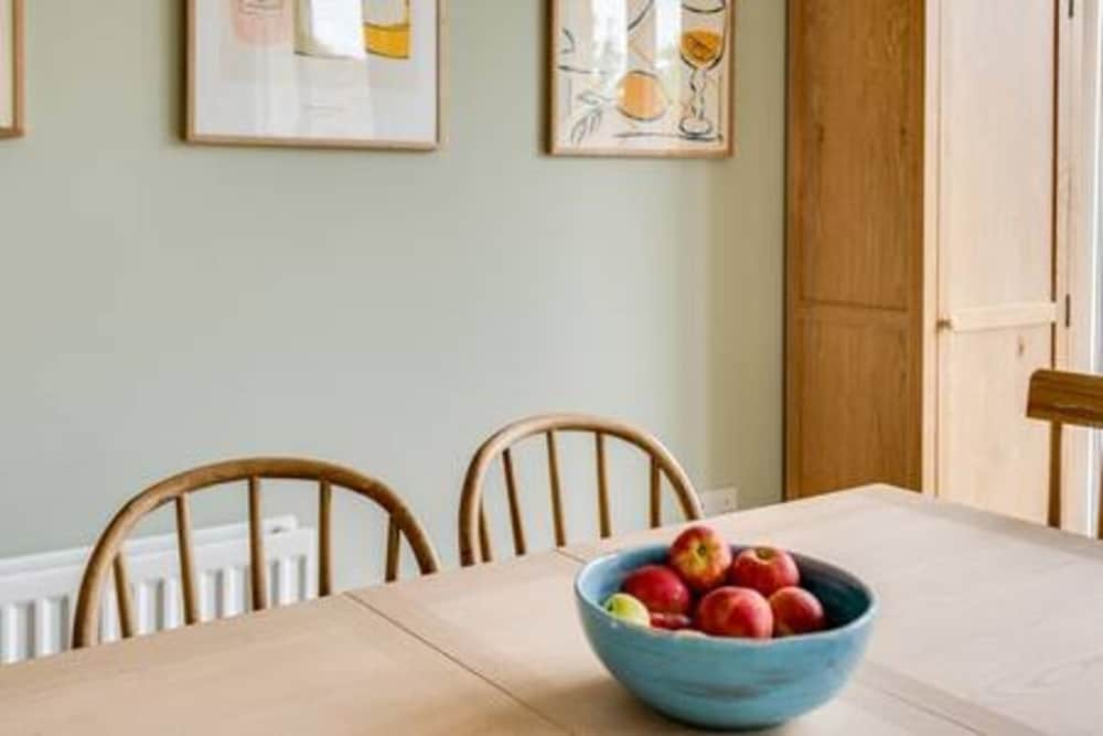 Family-friendly Getaway - Garden Parking Sleeps 7
