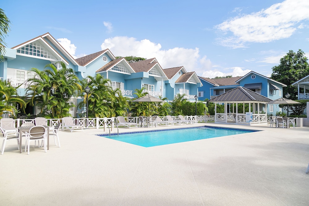 Silver Palms Charming 1BR Private Beach and Pool view 5