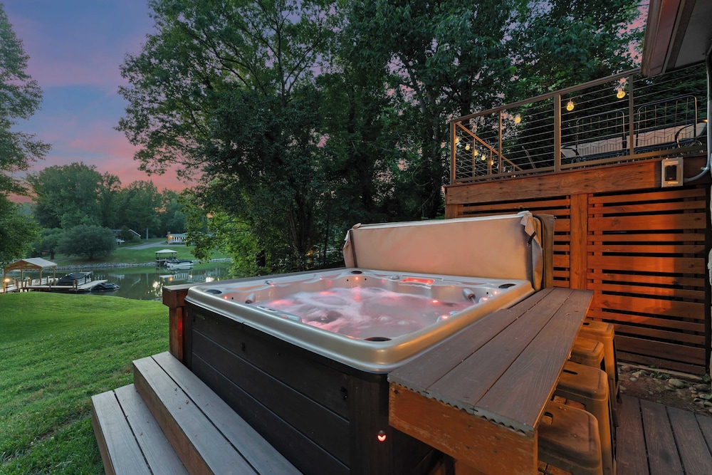 Shady Daze: Waterfront Home w/ Deck, Hot Tub & Lake Views