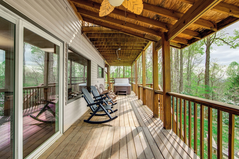 10 Mi to Waynesville: Cabin w/ Hot Tub & Mtn Views