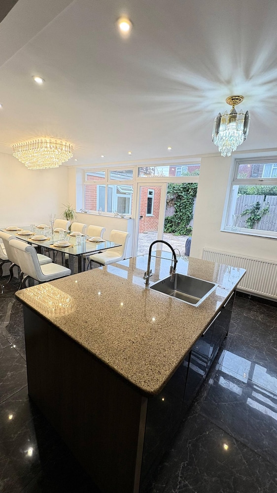 Luxurious West London Retreat With Hot Tubs & Easy Access to Central London