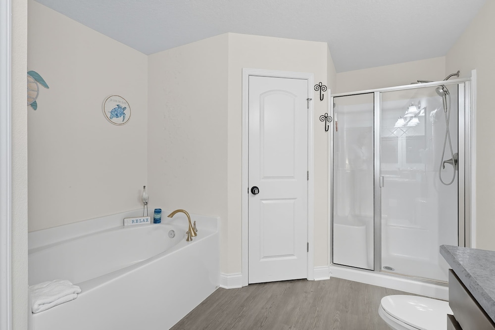 Modern 4BR Retreat Near Beach Heated Pool